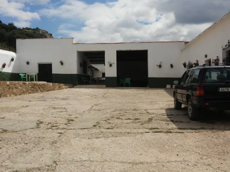 Impressive country estate close to Málaga, possibility to build. Rural property of 313 hectares (3.130.000 sqm or 773,44 acres) located in the Municipality or Ardales in Málaga Province.