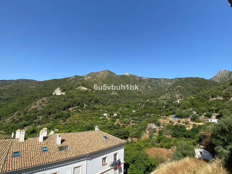 Detached single-family home located in Ojén, distributed over three floors and designed for comfortable and versatile living.