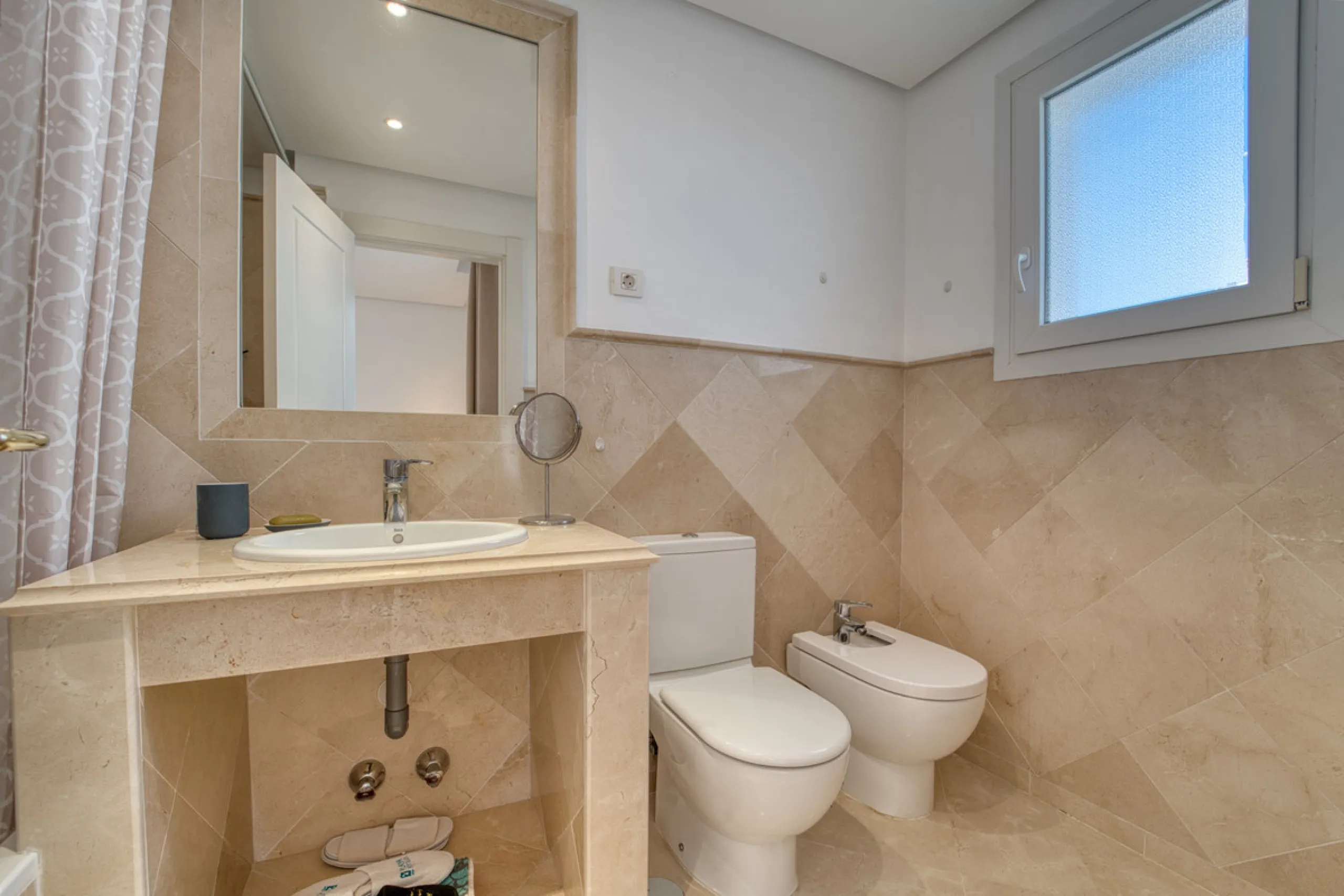 Apartment - Middle Floor Apartment в продаже в Marbella, Málaga. В доме 2 спален и 4 ванных комнат. Площадь дома 154 м²