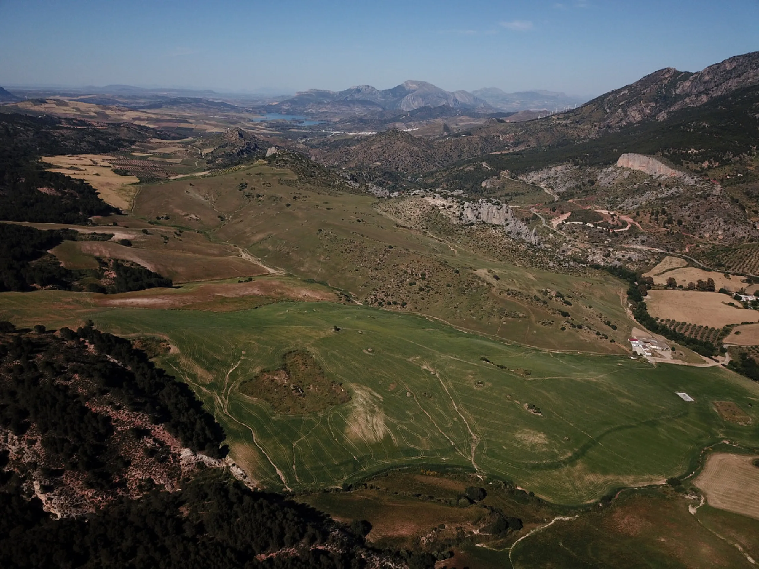 Impressive country estate close to Málaga, possibility to build. Rural property of 313 hectares (3.130.000 sqm or 773,44 acres) located in the Municipality or Ardales in Málaga Province.