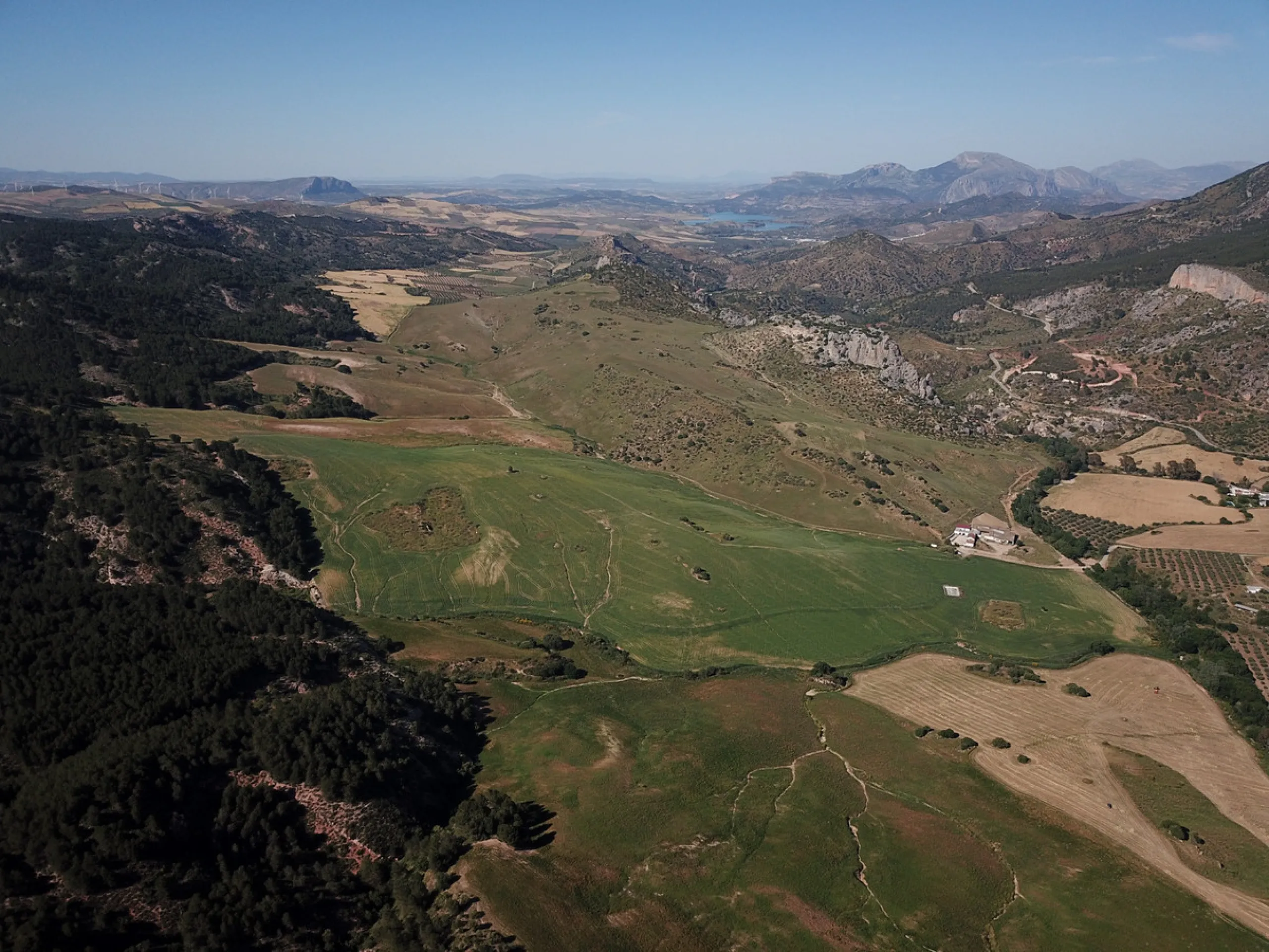 Impressive country estate close to Málaga, possibility to build. Rural property of 313 hectares (3.130.000 sqm or 773,44 acres) located in the Municipality or Ardales in Málaga Province.