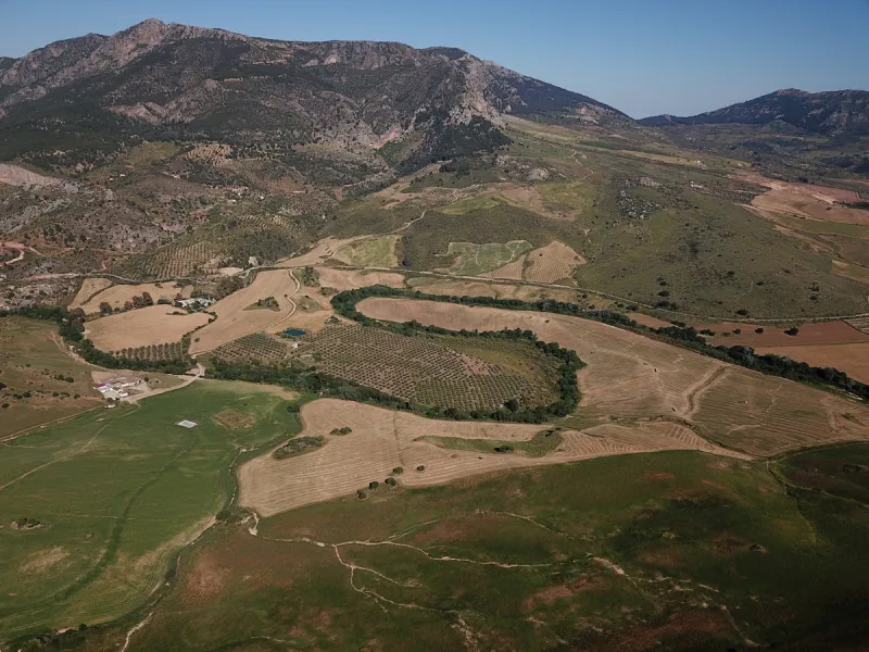 Impressive country estate close to Málaga, possibility to build. Rural property of 313 hectares (3.130.000 sqm or 773,44 acres) located in the Municipality or Ardales in Málaga Province.