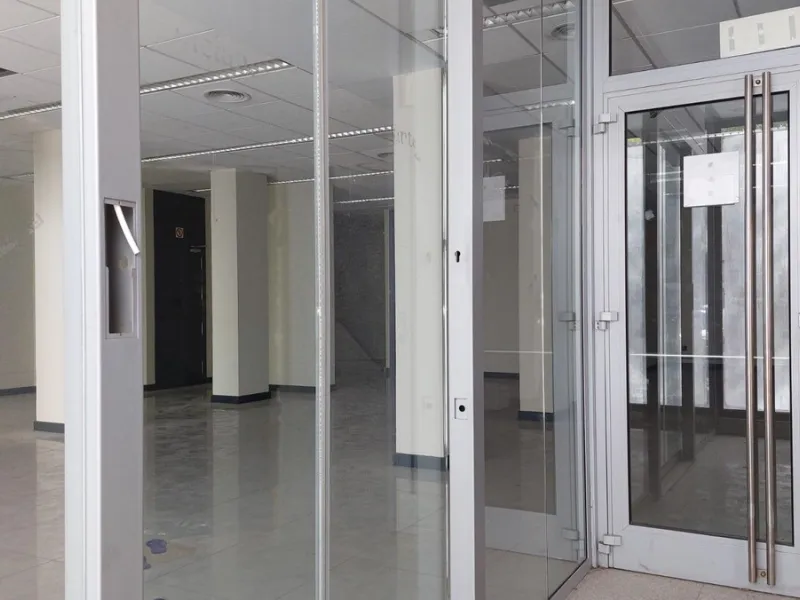 Commercial premises in a highly trafficked location. It is street-level and 300 meters from the Quirónsalud Marbella Hospital. Previously operated as a branch of a renowned bank for a long period.