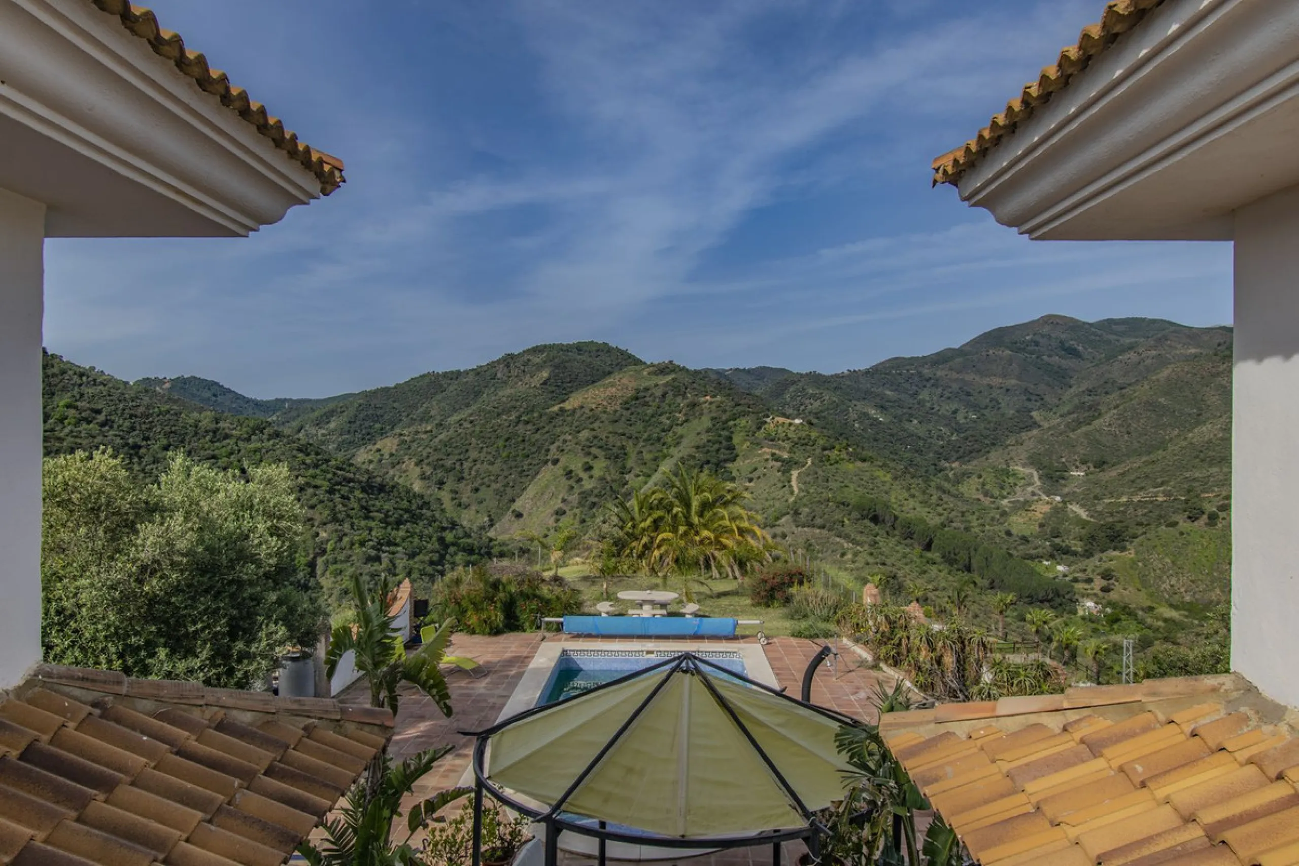 HOUSE WITH LARGE PLOT IN MONDA