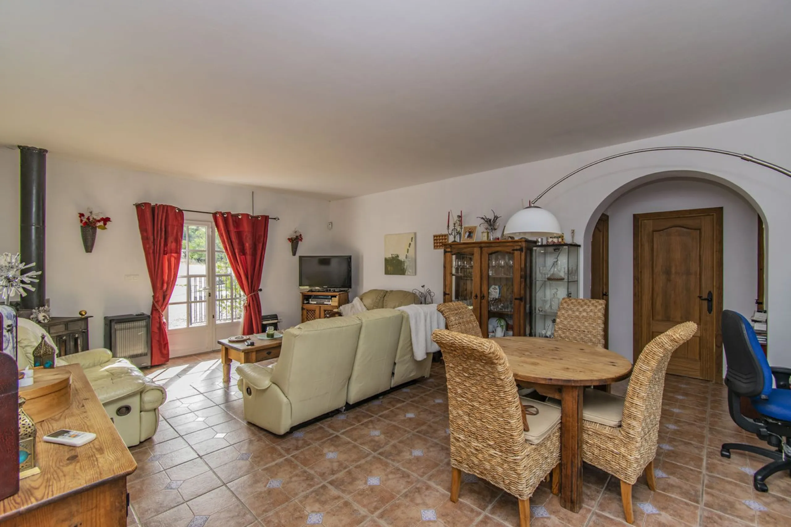 HOUSE WITH LARGE PLOT IN MONDA