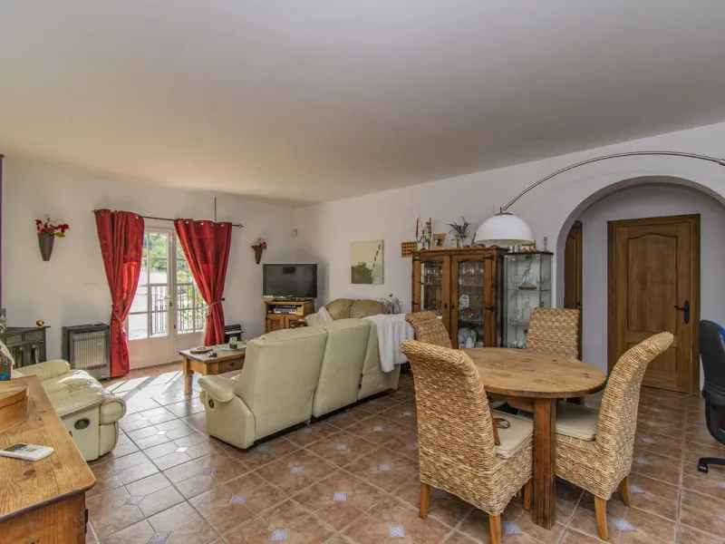 HOUSE WITH LARGE PLOT IN MONDA