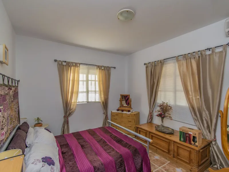 HOUSE WITH LARGE PLOT IN MONDA