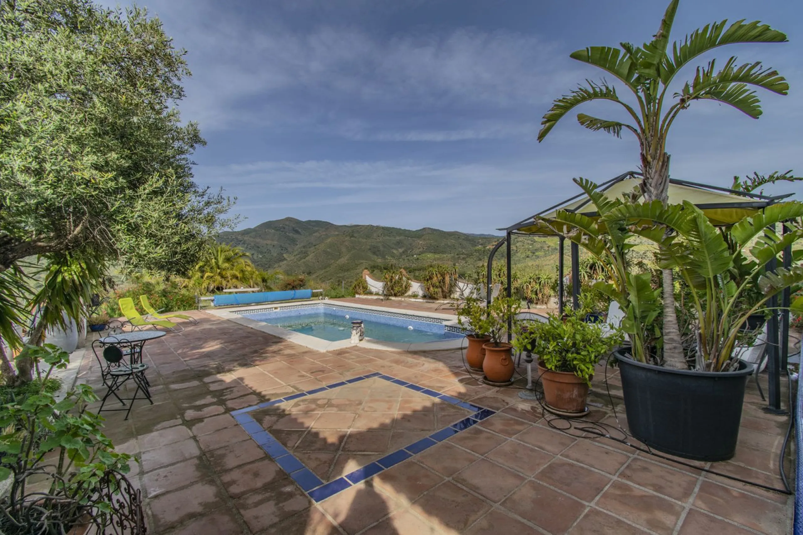 HOUSE WITH LARGE PLOT IN MONDA