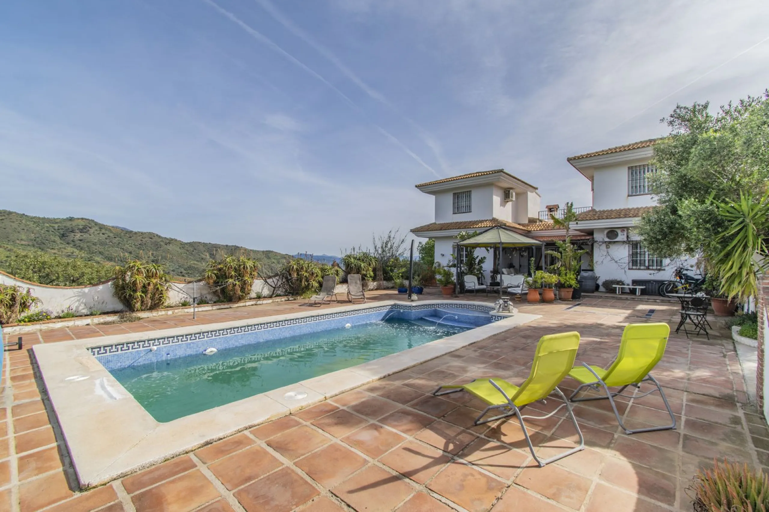 HOUSE WITH LARGE PLOT IN MONDA