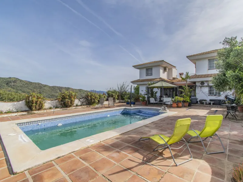 HOUSE WITH LARGE PLOT IN MONDA