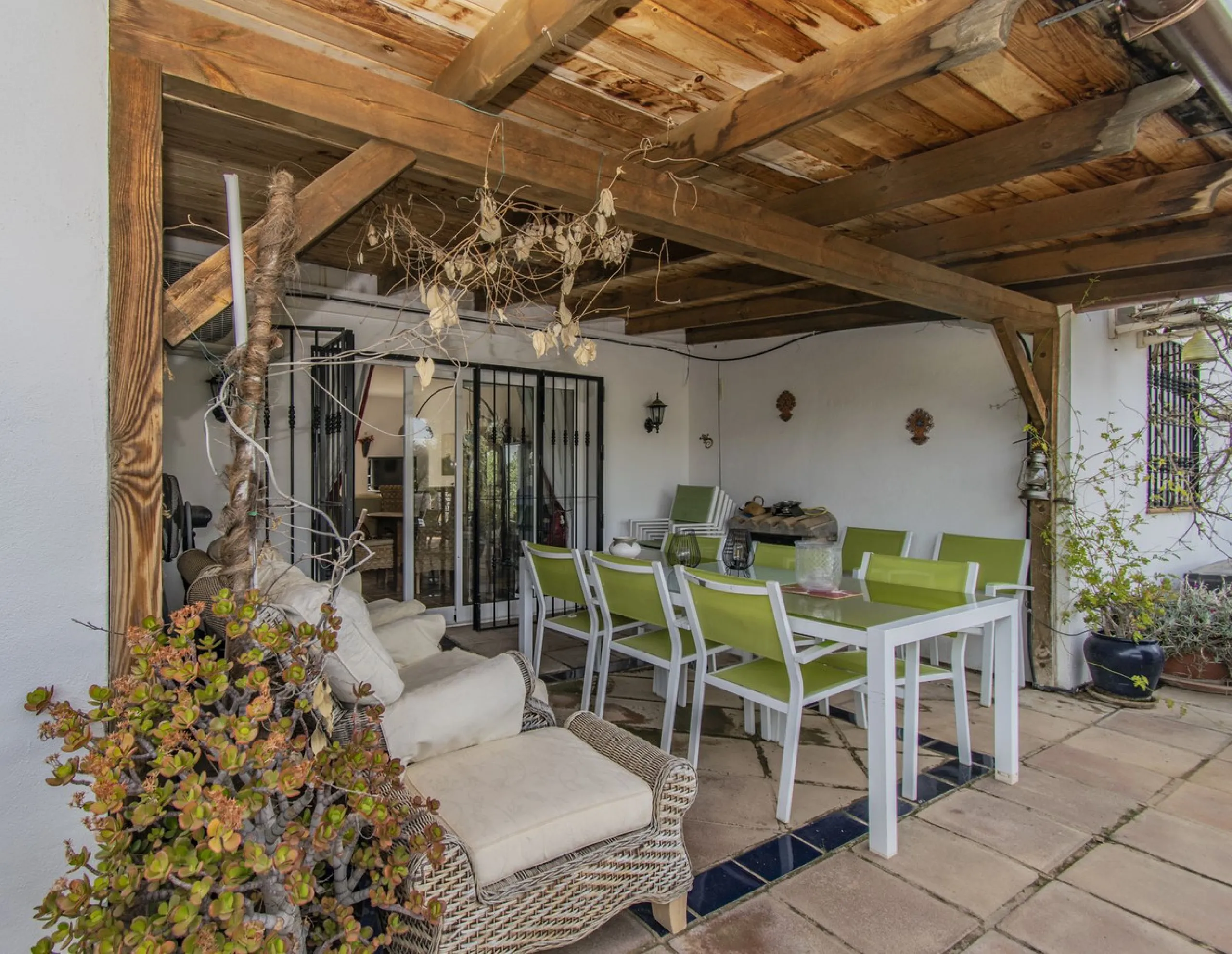 HOUSE WITH LARGE PLOT IN MONDA