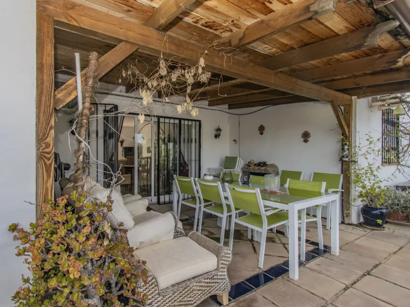 HOUSE WITH LARGE PLOT IN MONDA