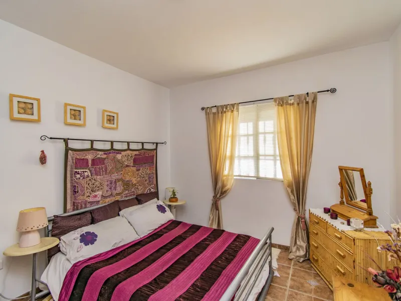 HOUSE WITH LARGE PLOT IN MONDA