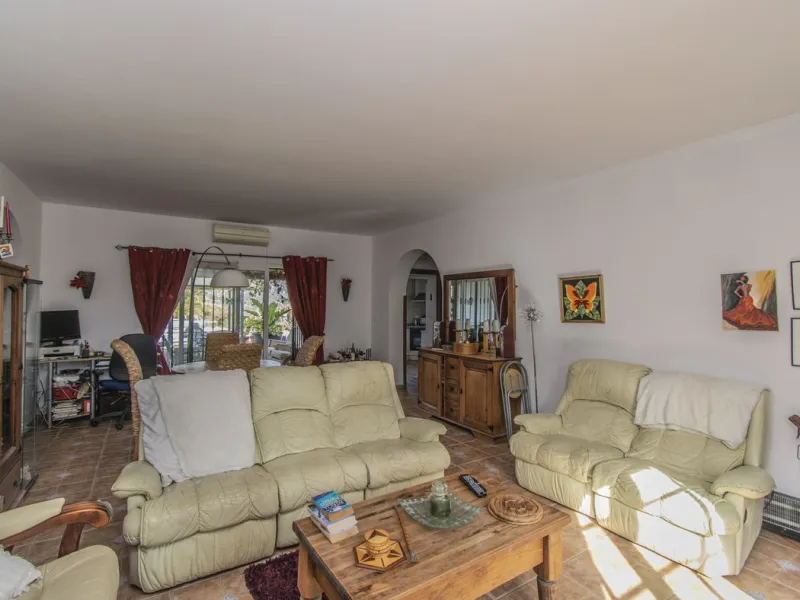 HOUSE WITH LARGE PLOT IN MONDA