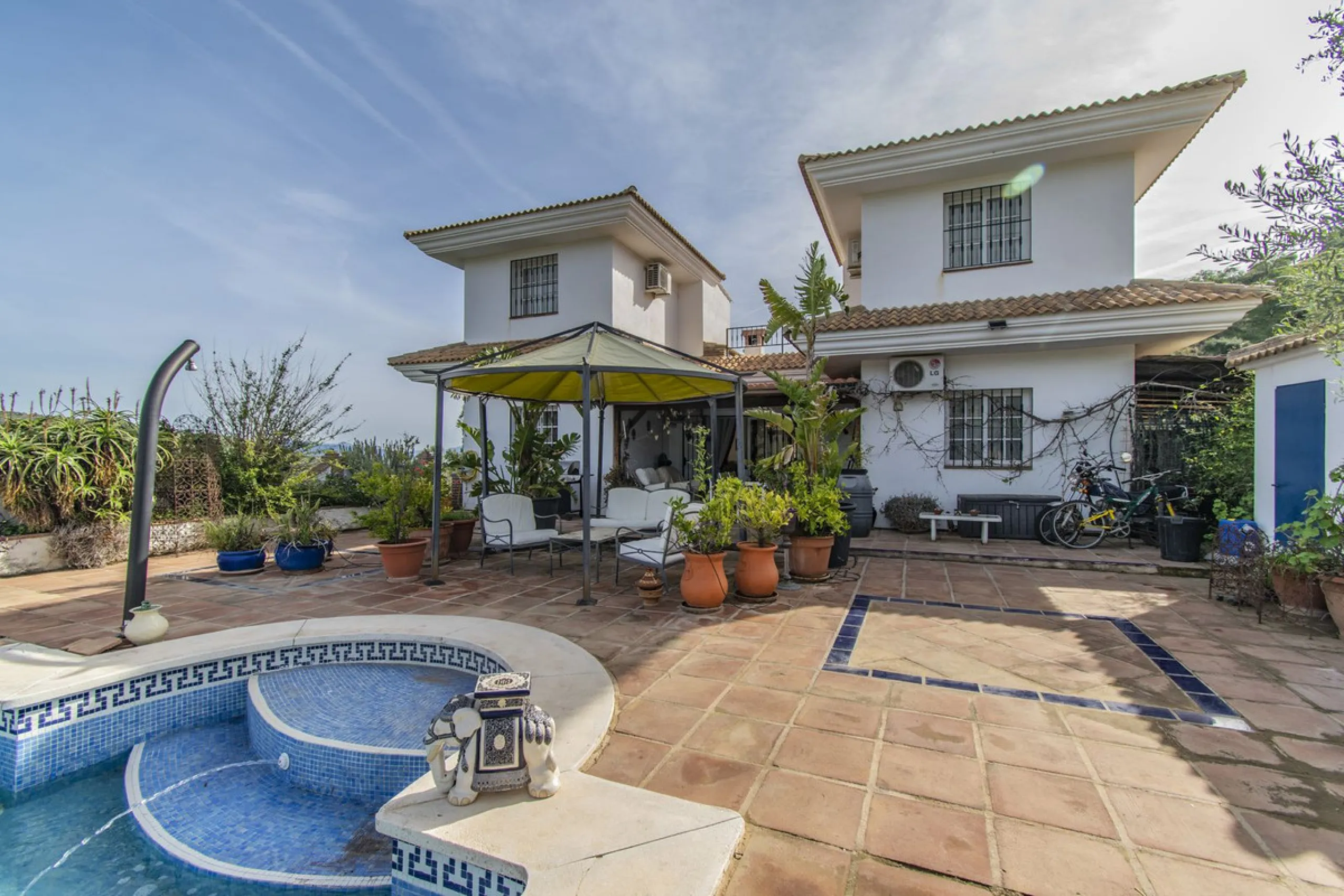 HOUSE WITH LARGE PLOT IN MONDA