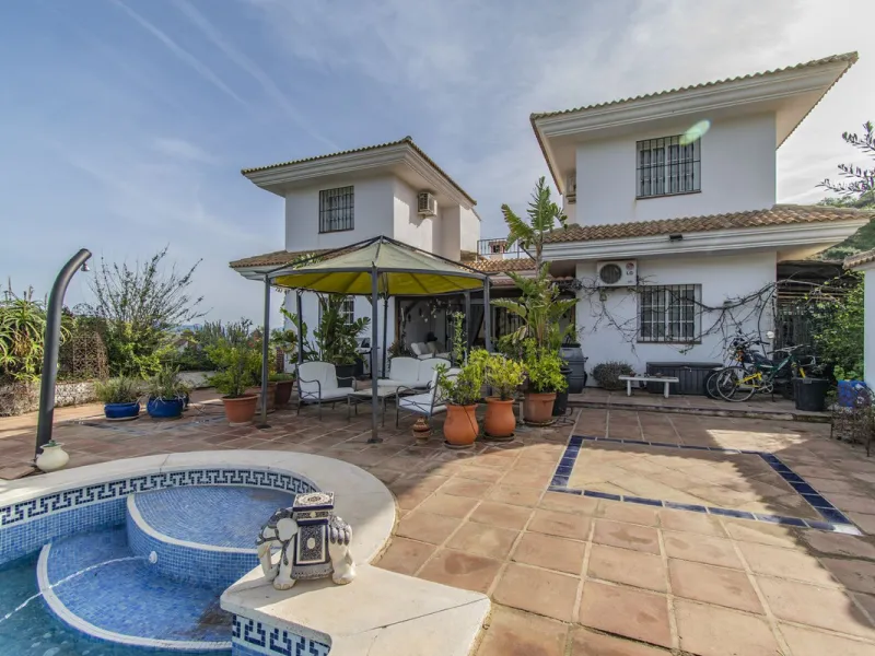 HOUSE WITH LARGE PLOT IN MONDA