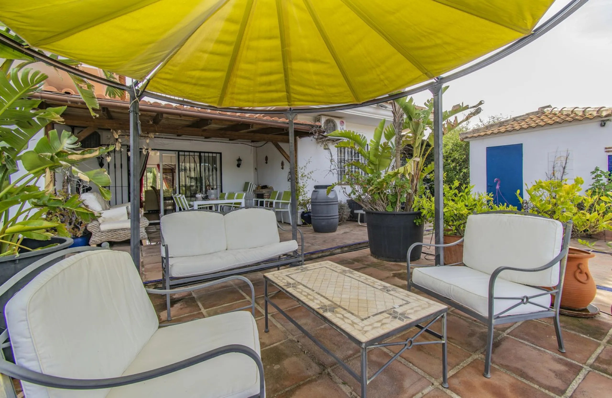 HOUSE WITH LARGE PLOT IN MONDA