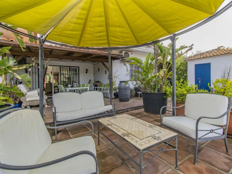 HOUSE WITH LARGE PLOT IN MONDA