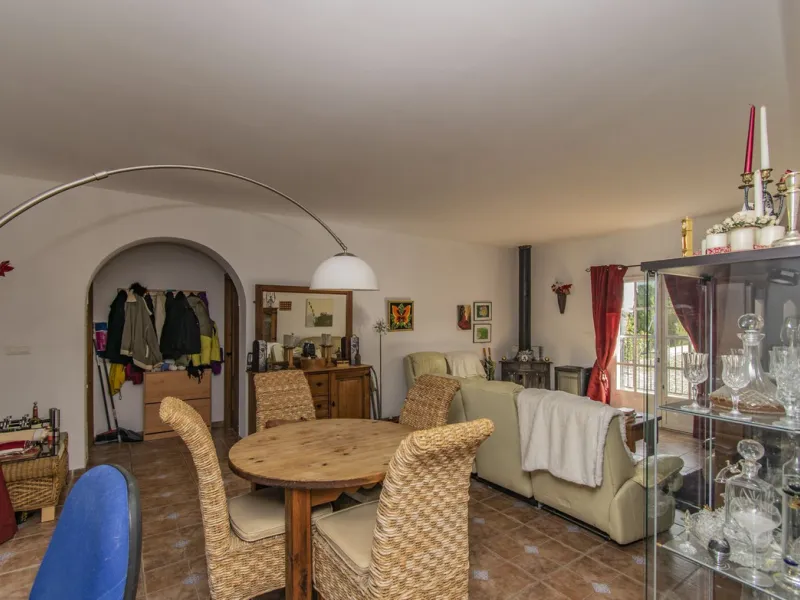 HOUSE WITH LARGE PLOT IN MONDA