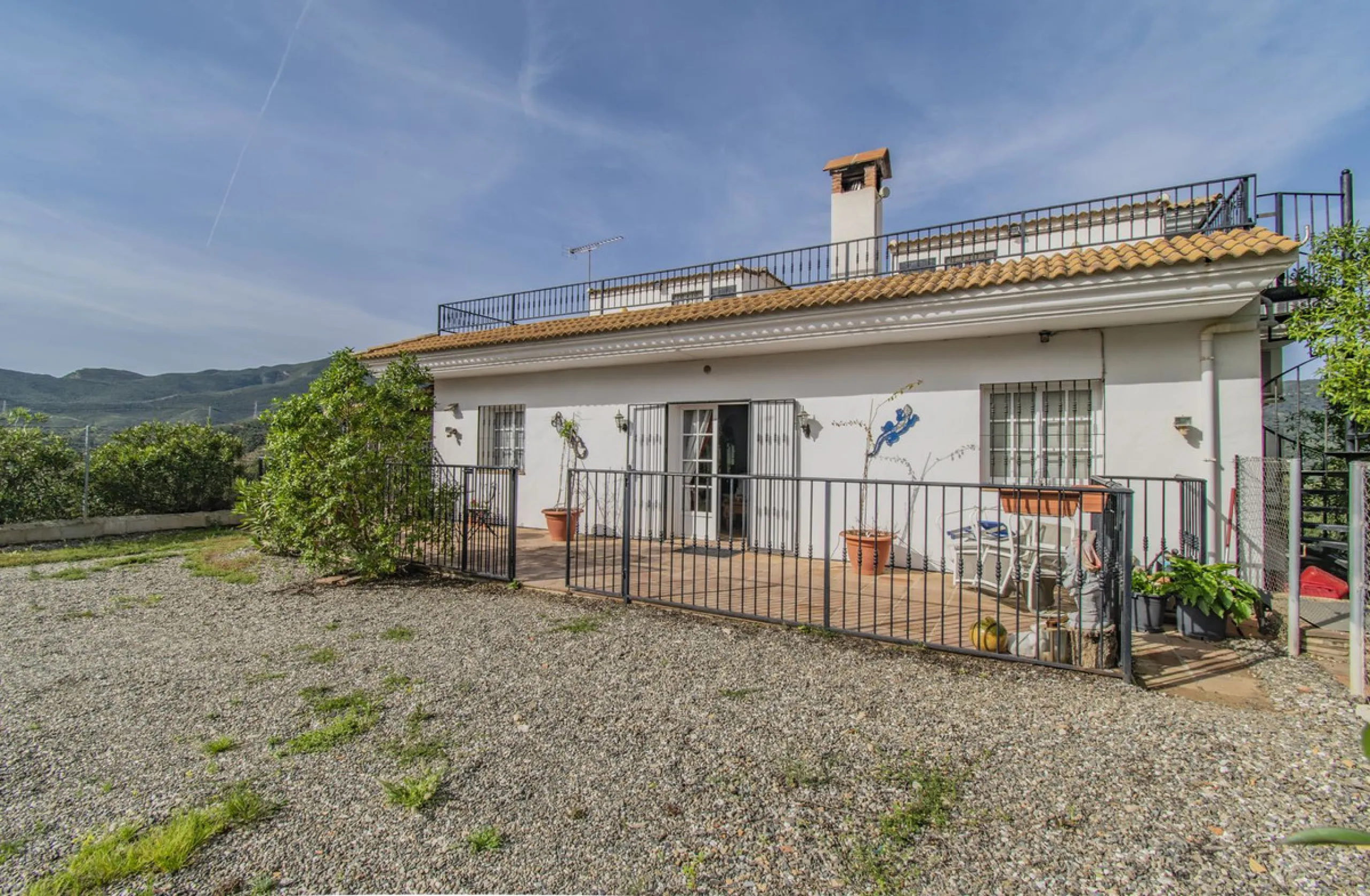 HOUSE WITH LARGE PLOT IN MONDA