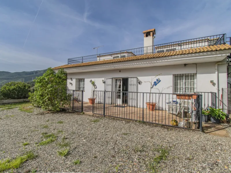 HOUSE WITH LARGE PLOT IN MONDA