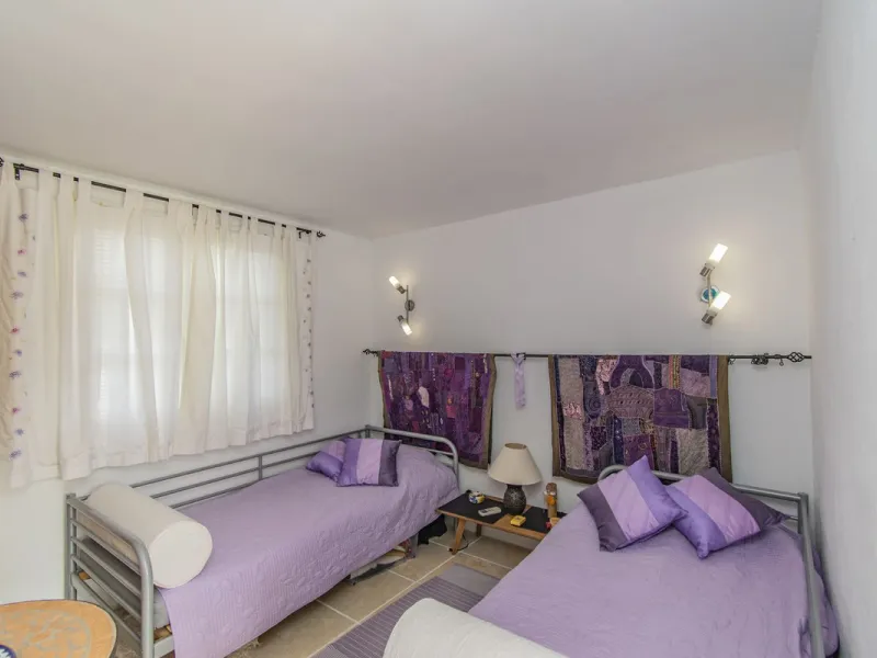 HOUSE WITH LARGE PLOT IN MONDA