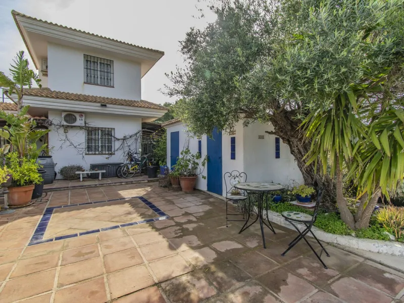 HOUSE WITH LARGE PLOT IN MONDA
