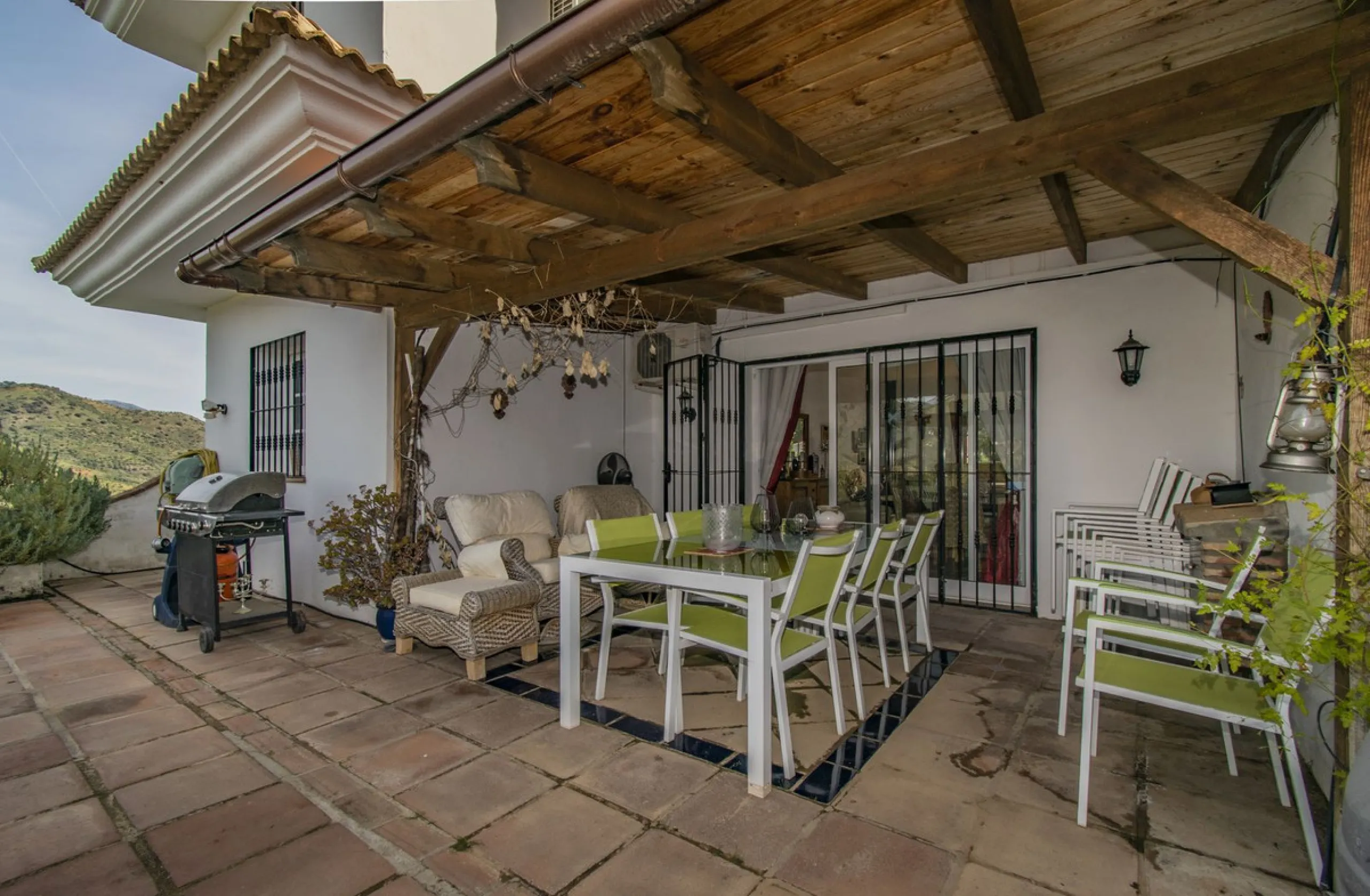 HOUSE WITH LARGE PLOT IN MONDA