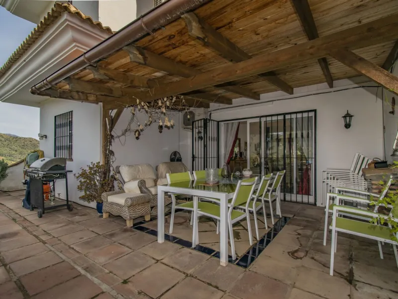 HOUSE WITH LARGE PLOT IN MONDA