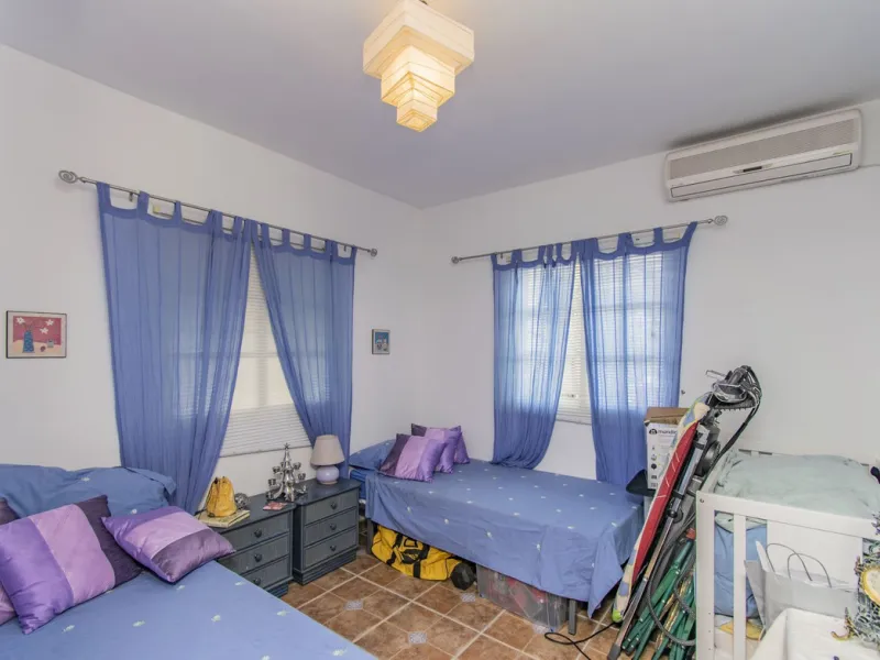 HOUSE WITH LARGE PLOT IN MONDA