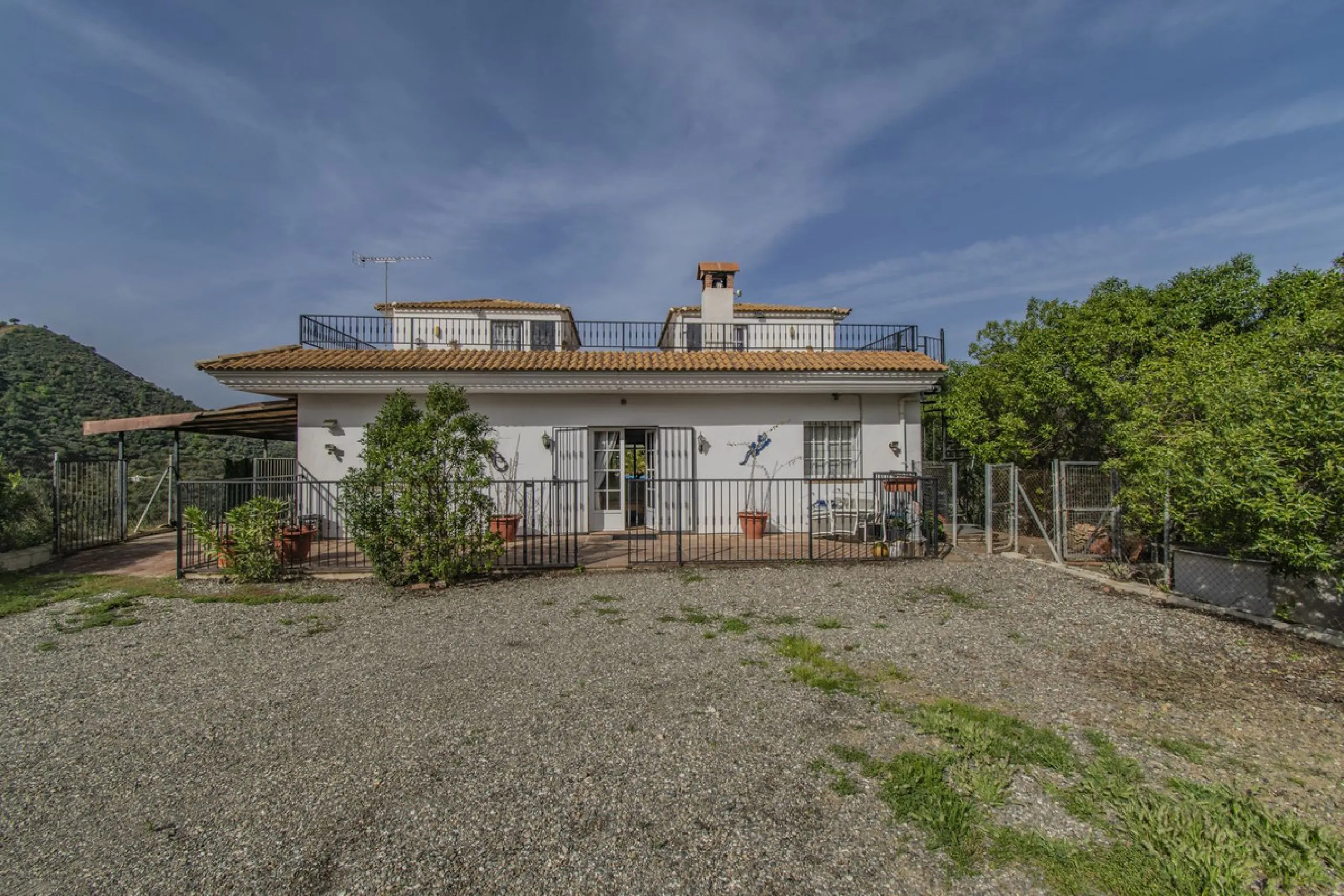 HOUSE WITH LARGE PLOT IN MONDA