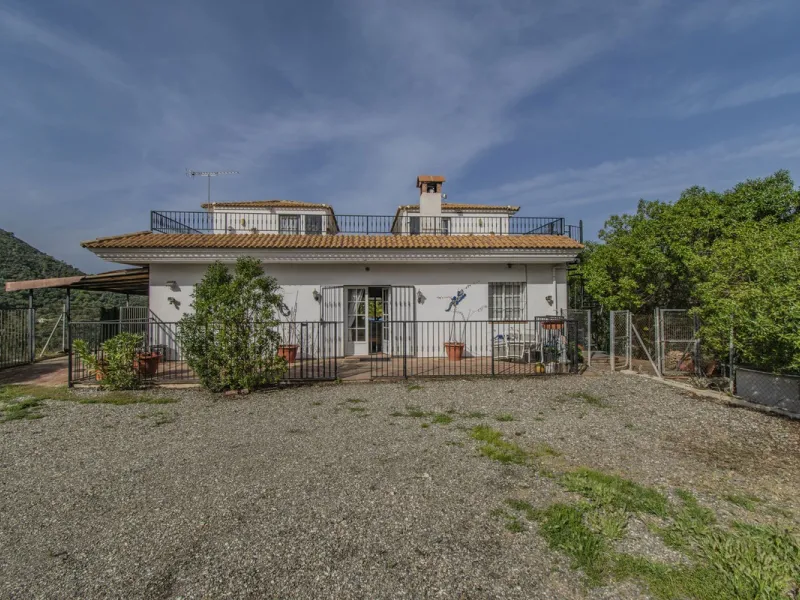 HOUSE WITH LARGE PLOT IN MONDA