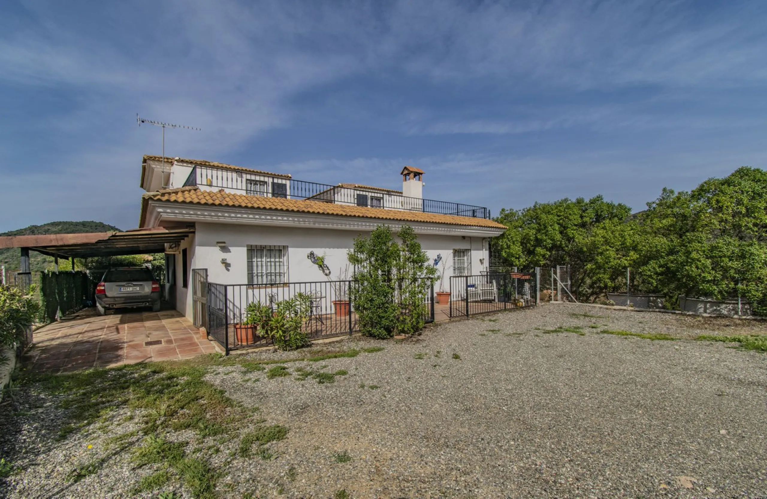 HOUSE WITH LARGE PLOT IN MONDA
