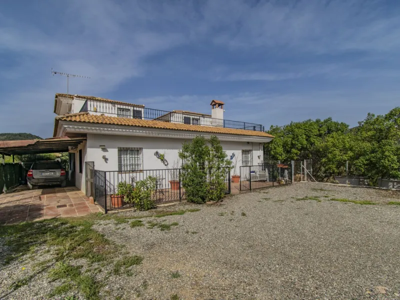 HOUSE WITH LARGE PLOT IN MONDA