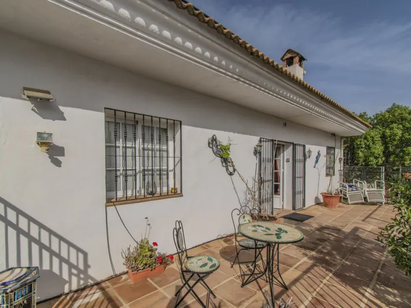 HOUSE WITH LARGE PLOT IN MONDA