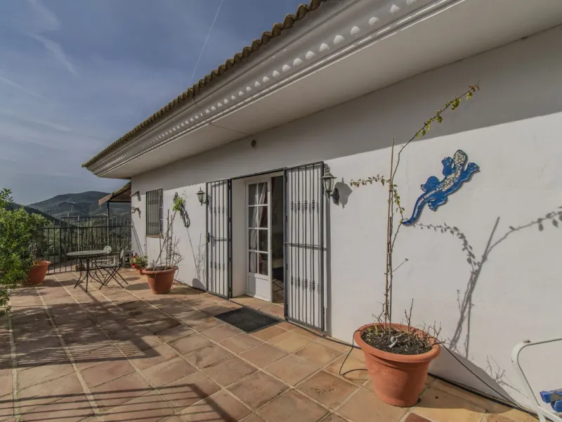 HOUSE WITH LARGE PLOT IN MONDA
