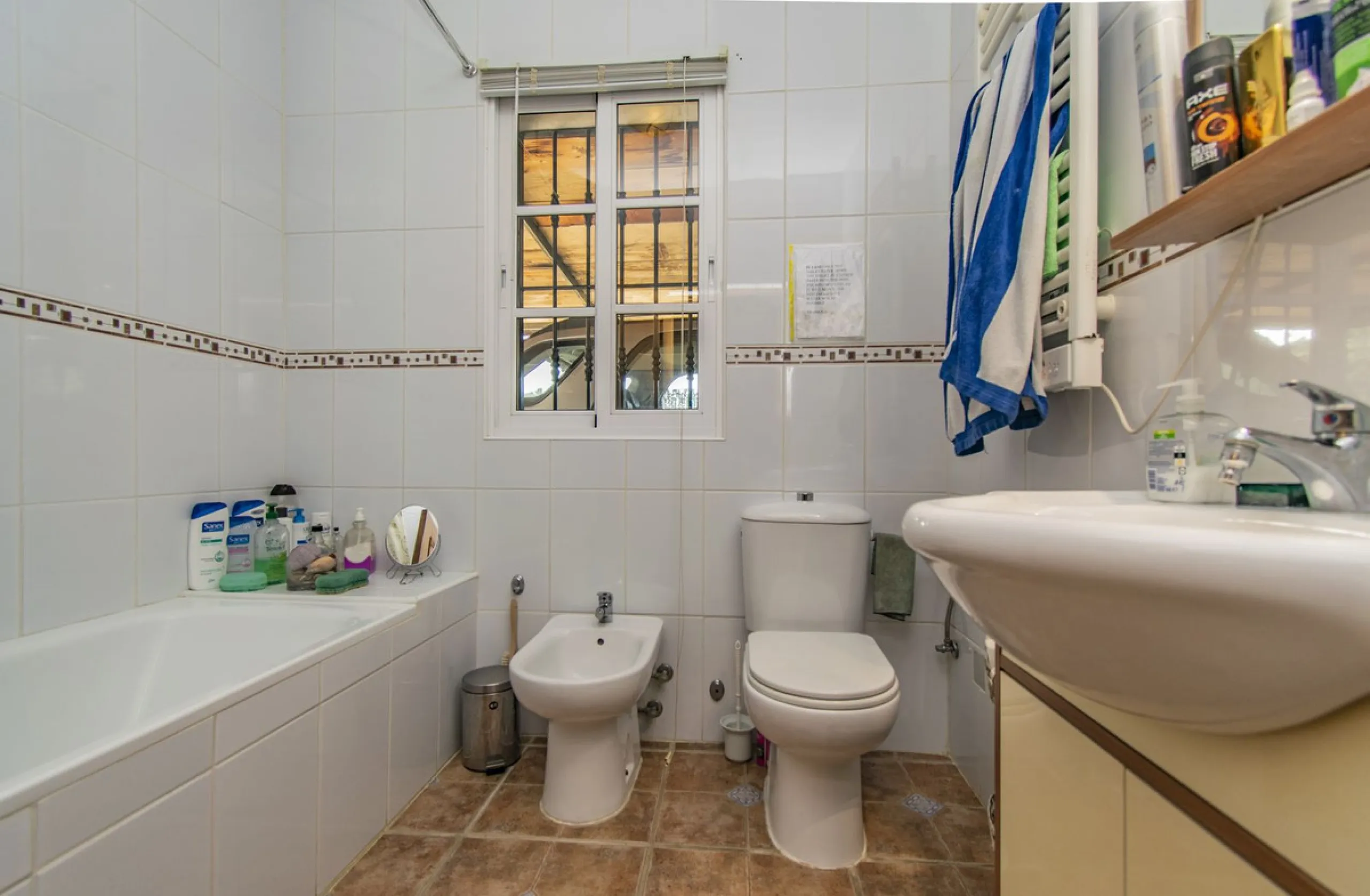 HOUSE WITH LARGE PLOT IN MONDA
