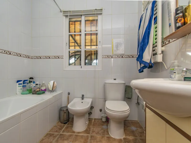 HOUSE WITH LARGE PLOT IN MONDA