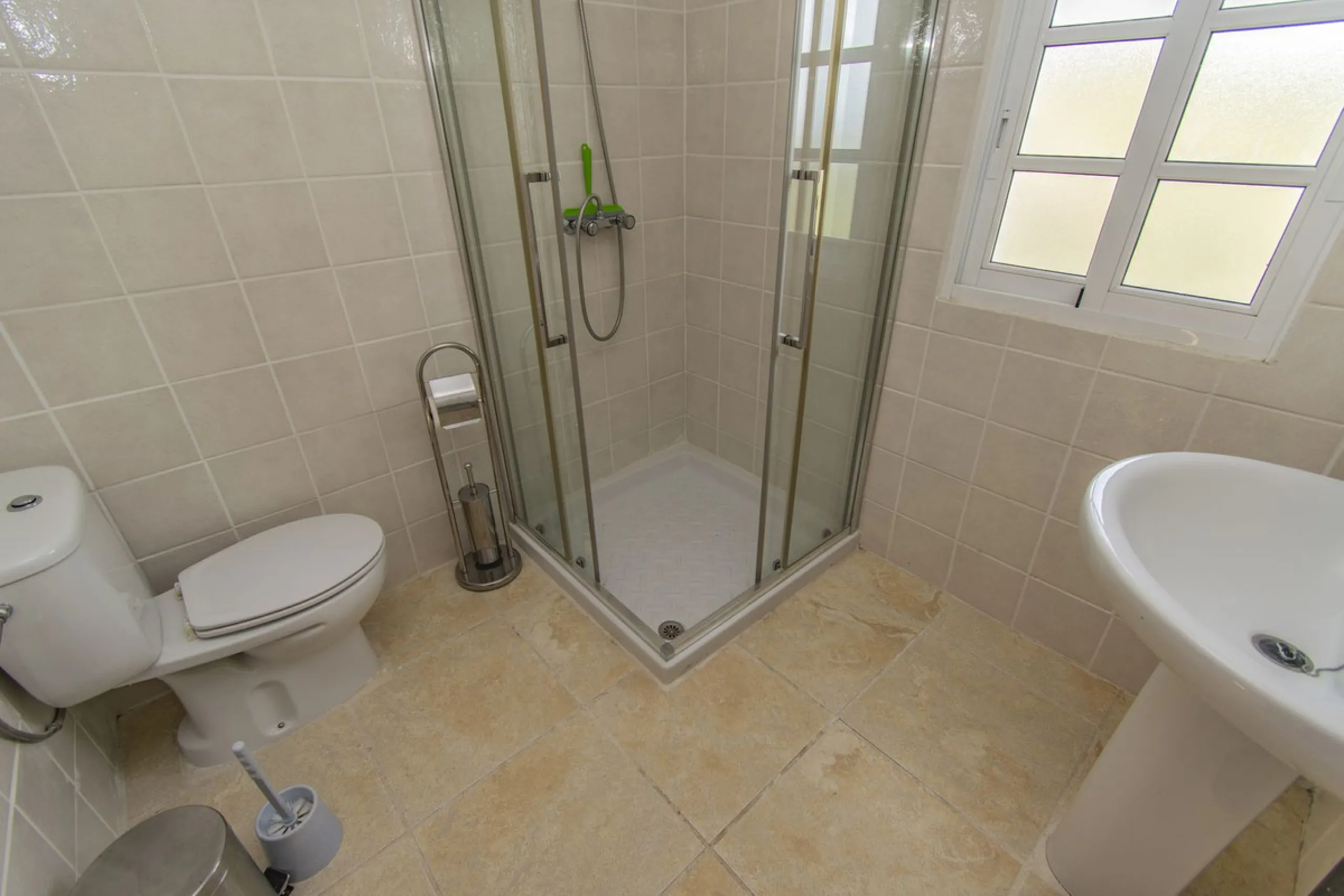 HOUSE WITH LARGE PLOT IN MONDA