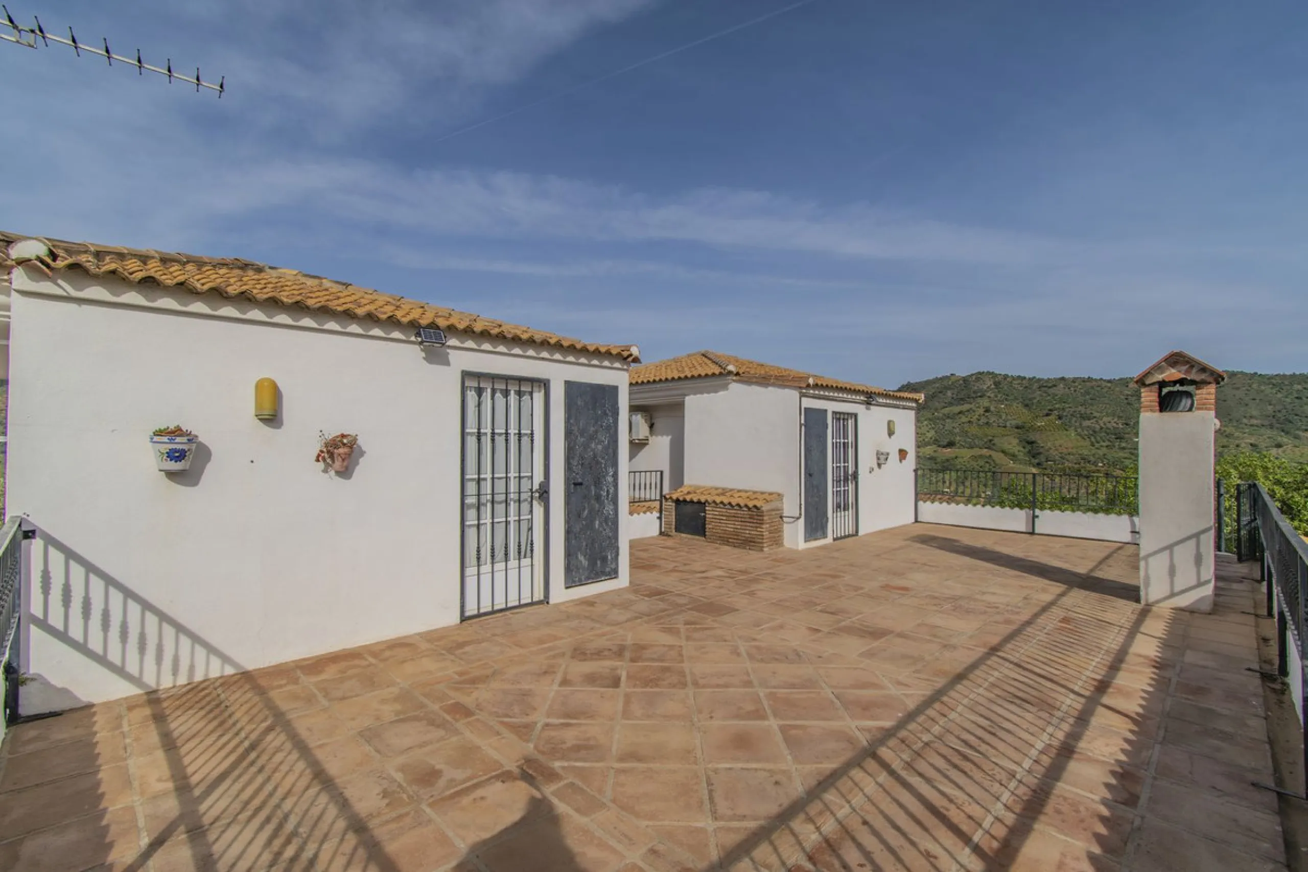 HOUSE WITH LARGE PLOT IN MONDA