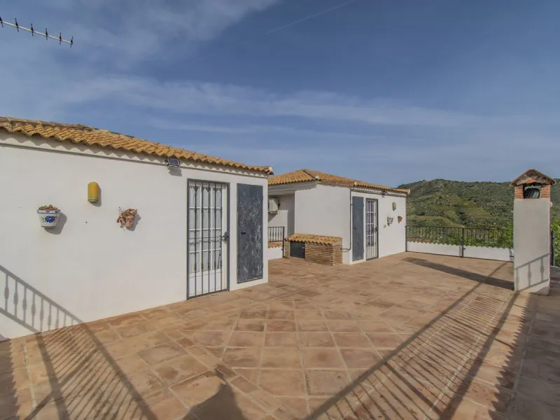HOUSE WITH LARGE PLOT IN MONDA