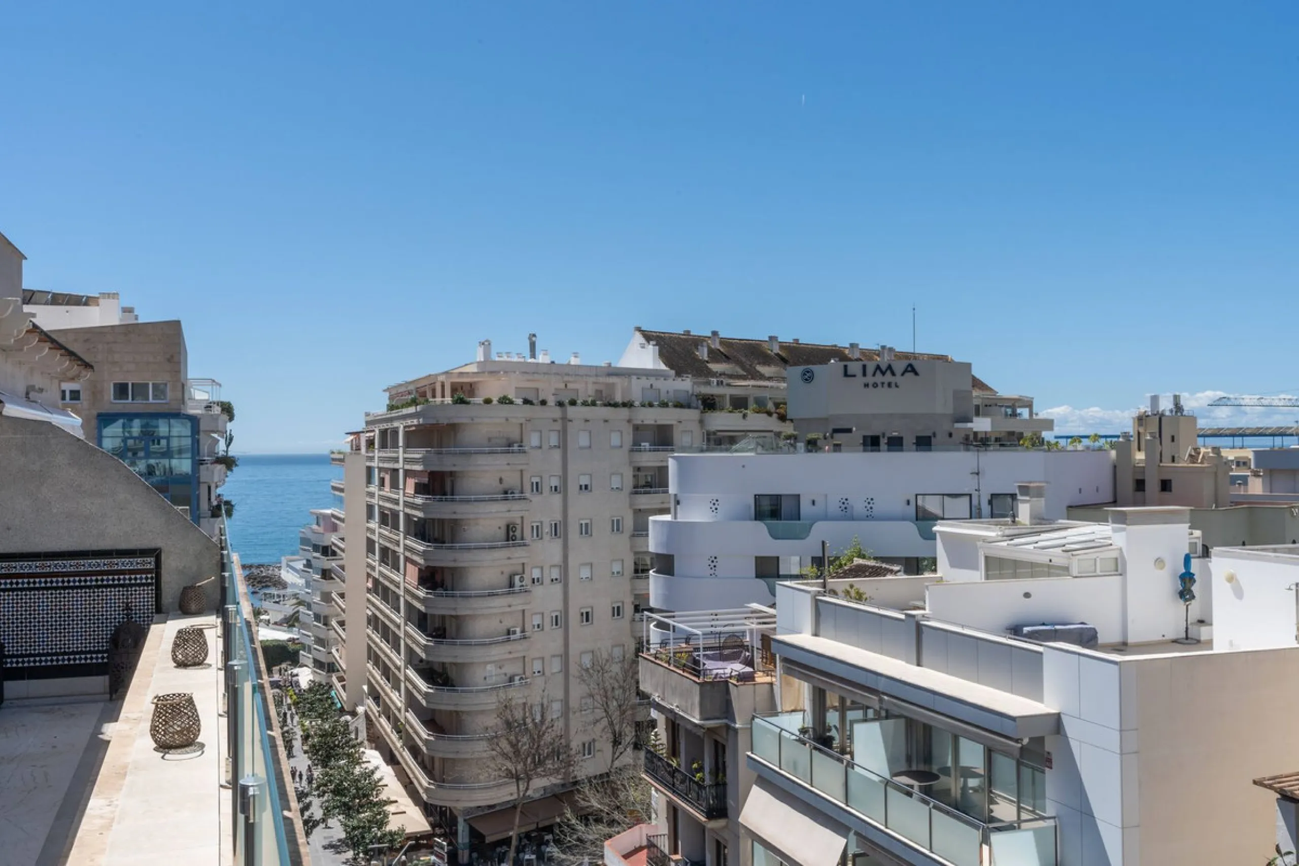 This is a stunning duplex penthouse with sea views situated right in the heart of Marbella, less than 200m from the sea.