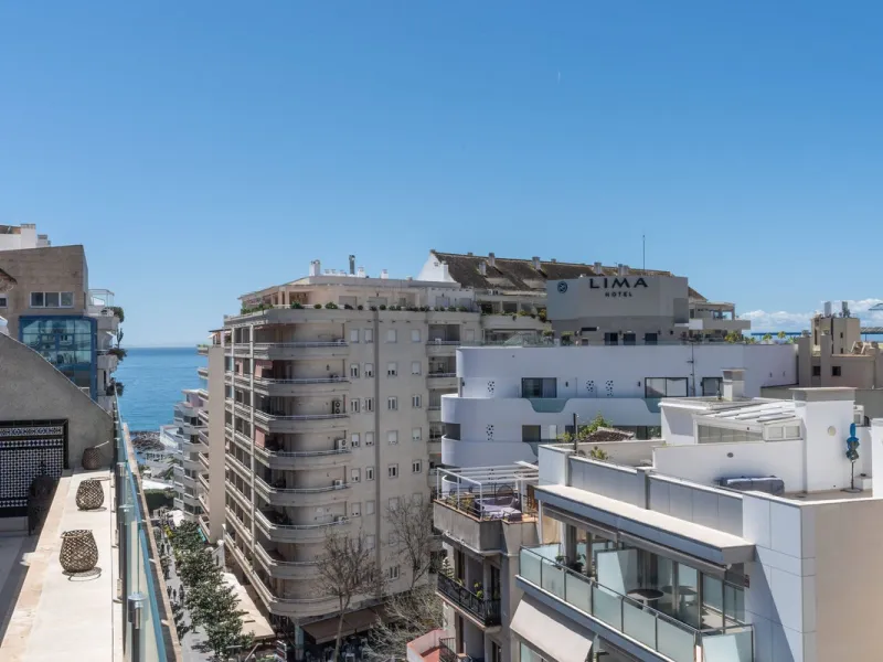 This is a stunning duplex penthouse with sea views situated right in the heart of Marbella, less than 200m from the sea.