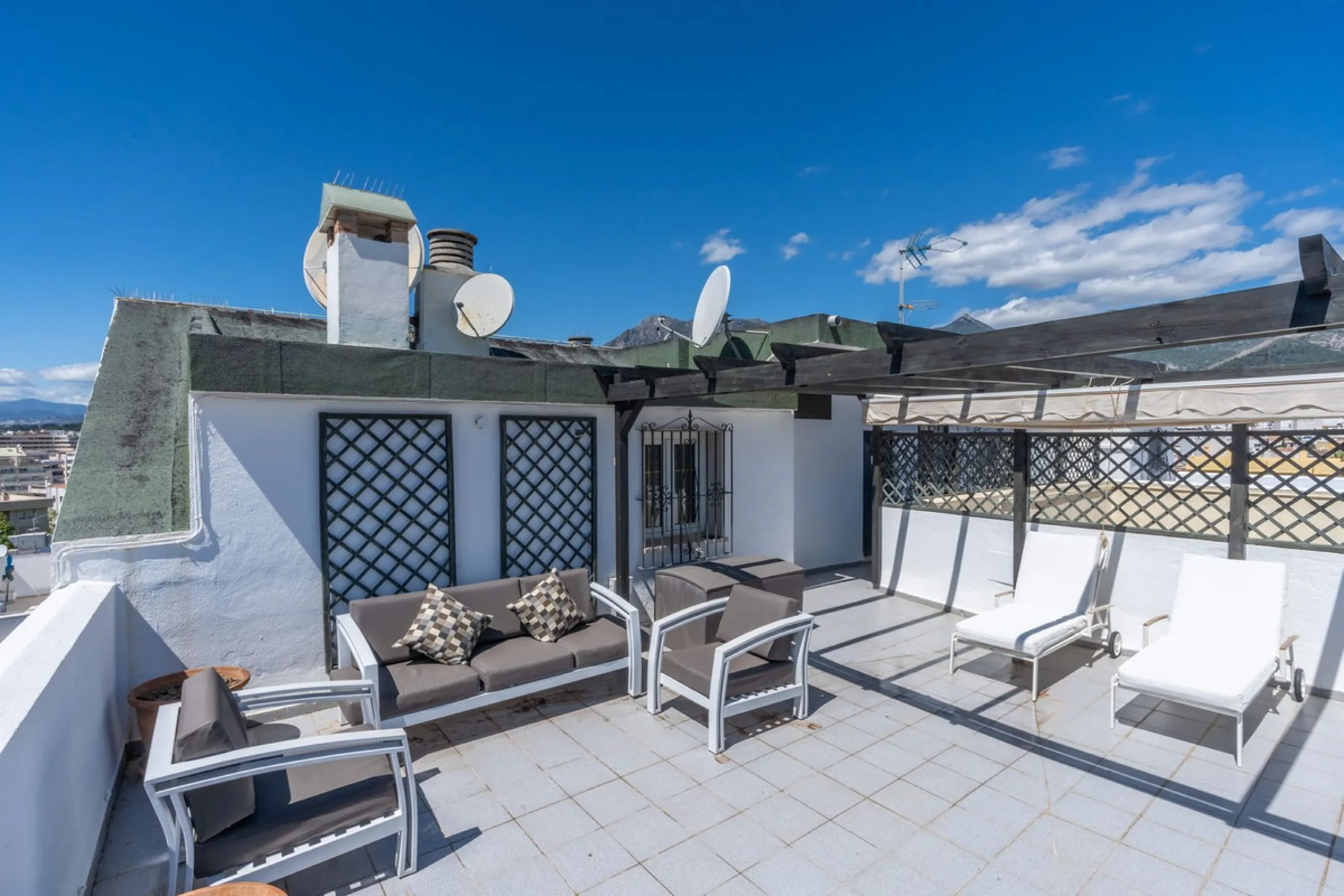 This is a stunning duplex penthouse with sea views situated right in the heart of Marbella, less than 200m from the sea.