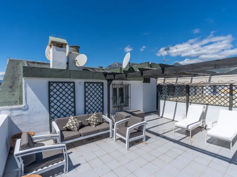 This is a stunning duplex penthouse with sea views situated right in the heart of Marbella, less than 200m from the sea.
