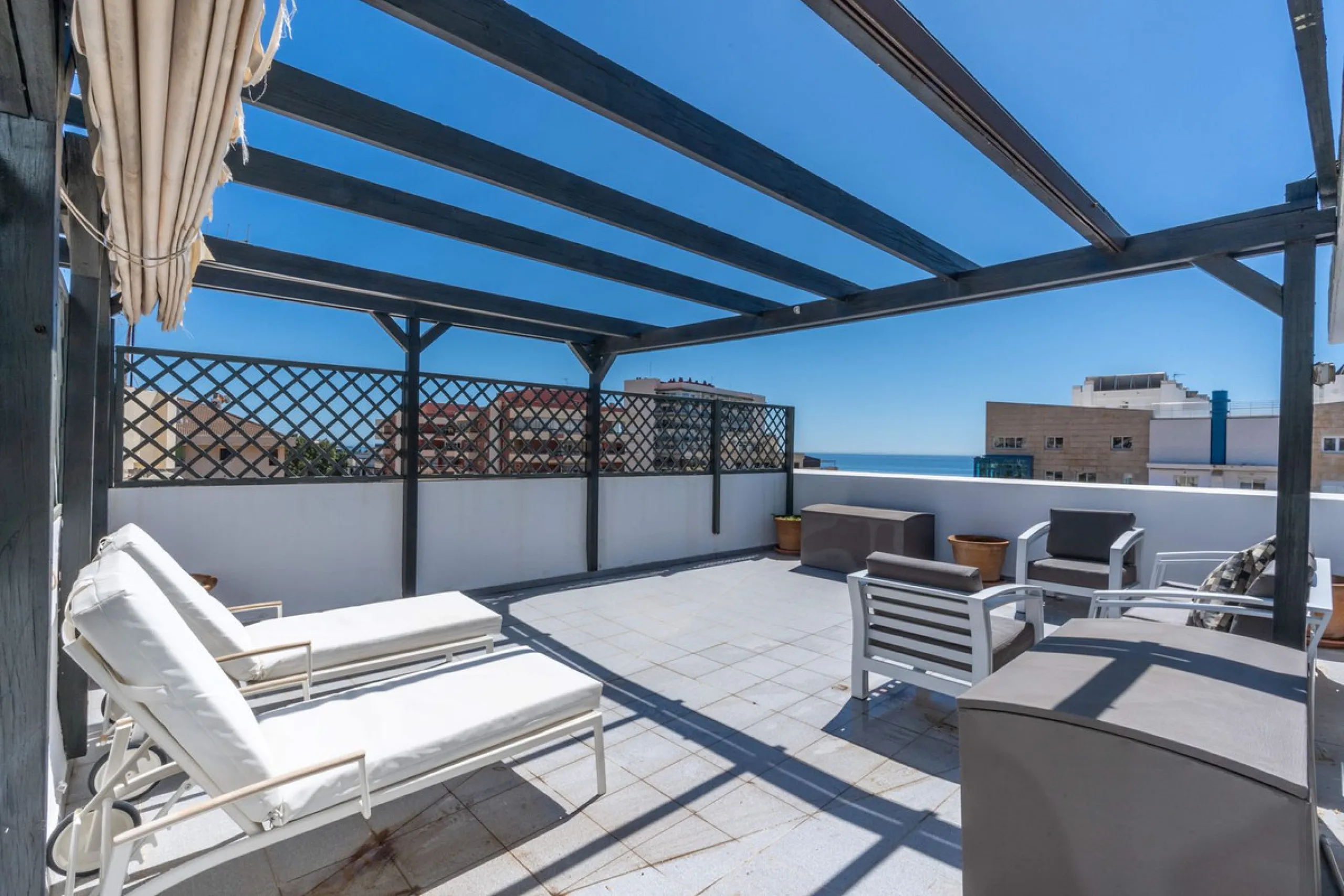 This is a stunning duplex penthouse with sea views situated right in the heart of Marbella, less than 200m from the sea.
