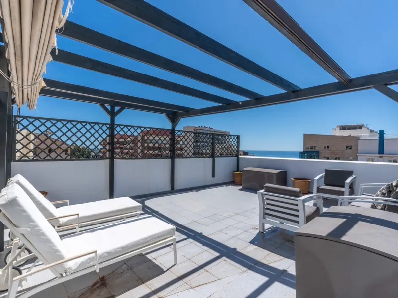 This is a stunning duplex penthouse with sea views situated right in the heart of Marbella, less than 200m from the sea.
