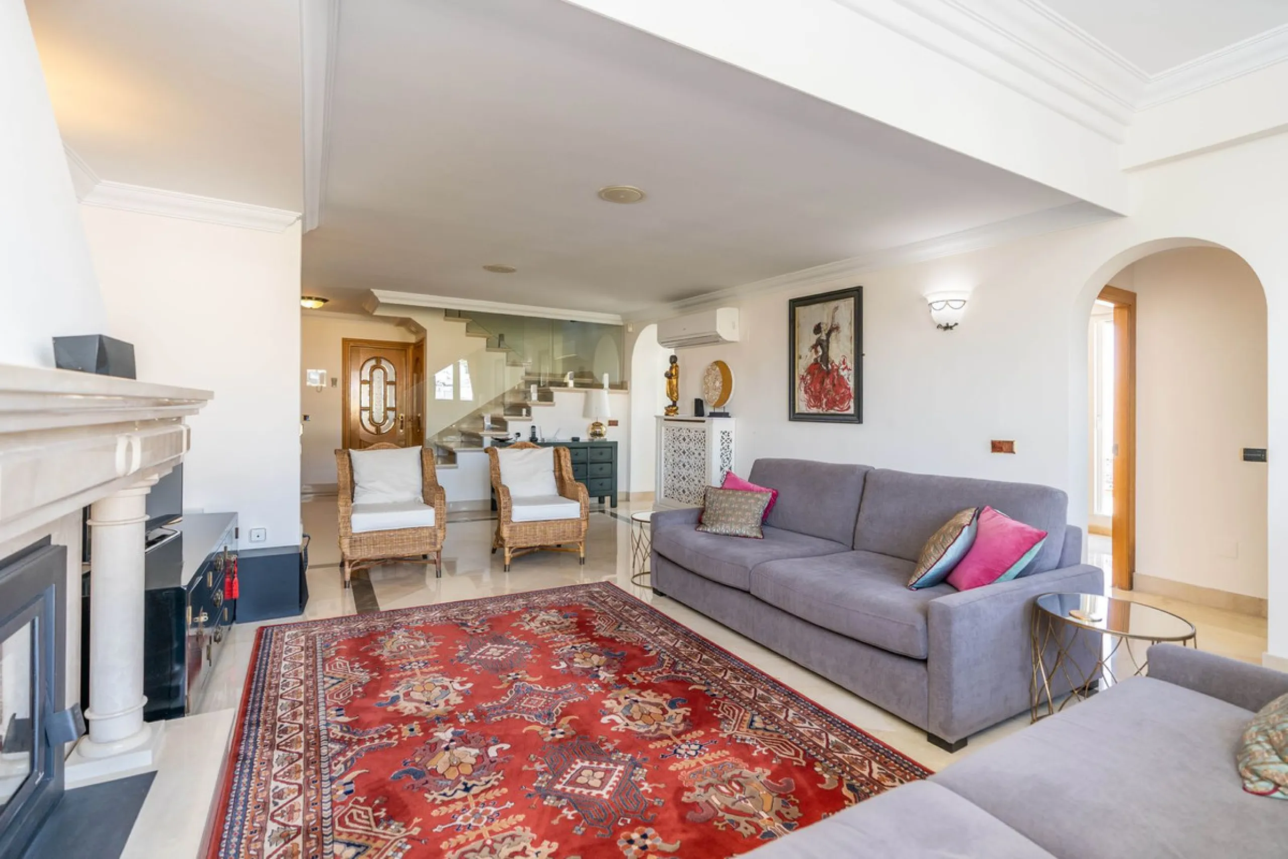 This is a stunning duplex penthouse with sea views situated right in the heart of Marbella, less than 200m from the sea.