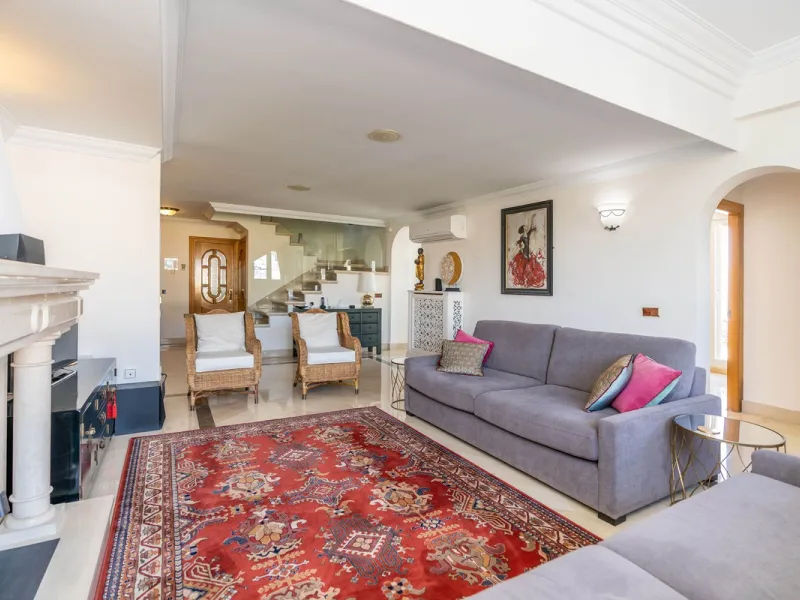 This is a stunning duplex penthouse with sea views situated right in the heart of Marbella, less than 200m from the sea.