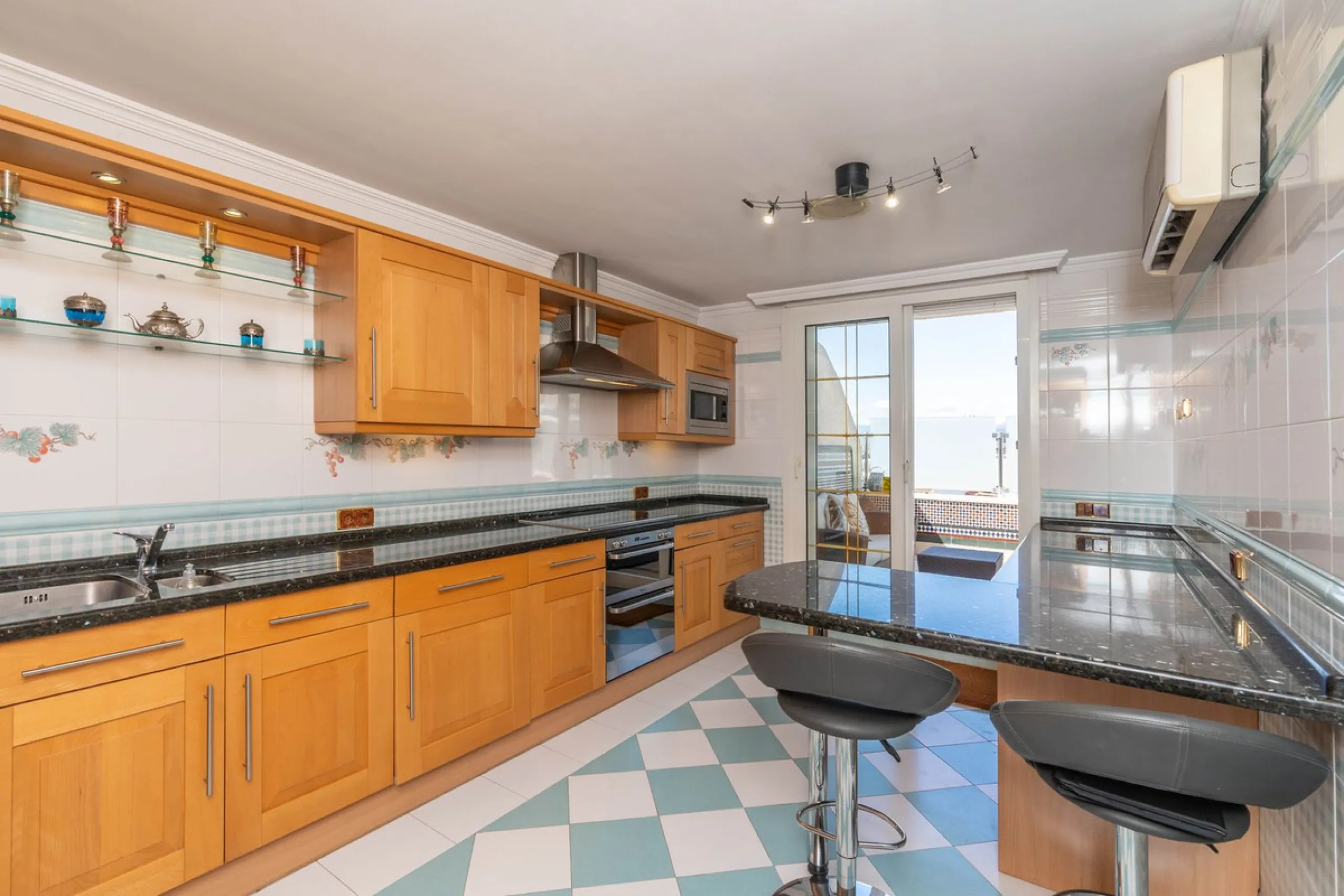 This is a stunning duplex penthouse with sea views situated right in the heart of Marbella, less than 200m from the sea.